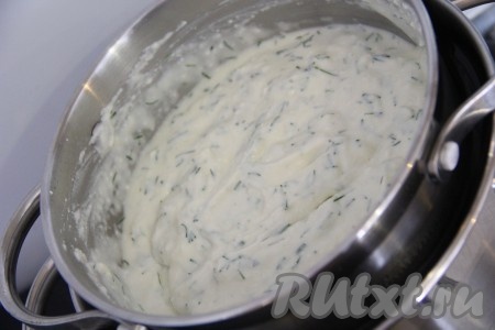 Поставить кастрюлю с получившейся массой на водяную баню. Для этого я взяла кастрюльку большего объёма, налила в неё горячую воду и поставила на огонь. А затем просто поставила кастрюльку с творожной массой в большую кастрюлю так, чтобы дно кастрюльки с творожной массой не касалось дна кастрюли с водой. Варить плавленный творожный сыр в течение 15 минут, постоянно помешивая, на умеренном огне.