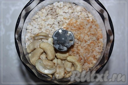 Овсянку, орешки и кокосовую стружку поместить в блендер и мелко смолоть.