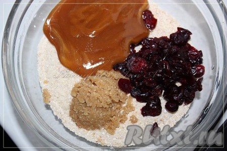 Добавить клюкву, арахисовую пасту и мёд. Тщательно перемешать!