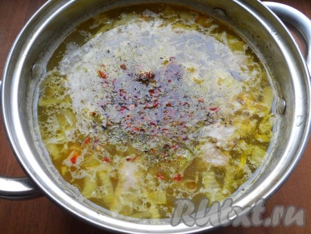 Далее всыпать в суп специи (я добавила специи для первых блюд). Довести суп до кипения, уменьшить огонь, варить 5 минут.