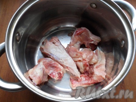 Части курицы вымыть. Поместить курицу в кастрюлю, влить 2,5 литра воды, поставить на достаточно сильный огонь. Довести до кипения, пену убрать, воду посолить по вкусу. Варить курицу до готовности на медленном огне (минут 25-30).