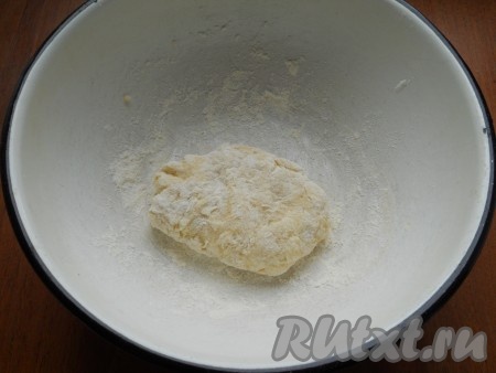 А затем руками замесить мягкое, немного липнущее к рукам тесто. Если тесто будет жидковатым, можно всыпать ещё немного муки, замешивая тесто. Лишнюю муку добавлять не нужно, тесто для галушек должно быть слегка липнущим.