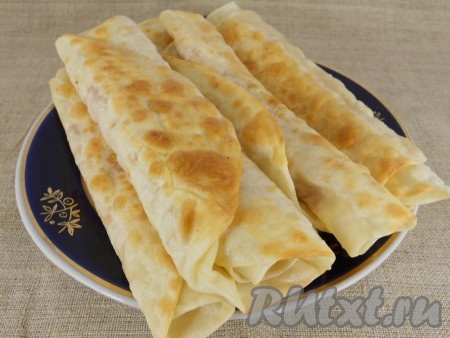 Оставить лаваши в стопочке, пока они не остынут. Затем можно их использовать. Я начинила приготовленные тонкие лаваши мясом и сыром, свернула трубочками и обжарила на сковороде - очень вкусно!
