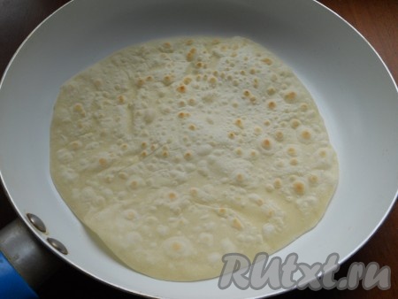 Тесто замечательное, не рвется, очень послушное. Сковороду разогреть и выпекать лаваши на среднем огне без жира (только на сухой сковороде!). Выпекать лепешки буквально по 20-25 секунд с каждой стороны. Если передержите, лаваш будет ломаться.