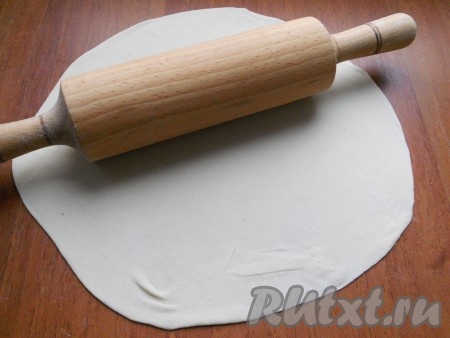 Тесто завернуть в пищевую пленку и оставить на 20 минут при комнатной температуре. После "отдыха" тесто становится очень податливым и гладким. Разделить тесто на небольшие кусочки, скатать шарики. Раскатывать каждый шарик, посыпая стол мукой, в очень тонкую лепешку. Диаметр лепешки должен соответствовать диаметру вашей сковороды.

