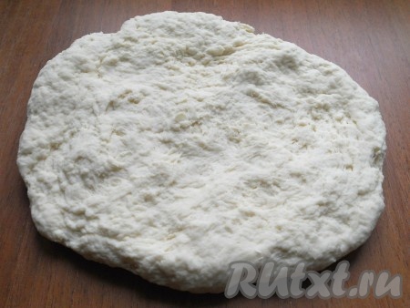 Затем вымешивать тесто руками, муку больше не добавлять. Тесто нужно месить минут 15-20, растягивая его.