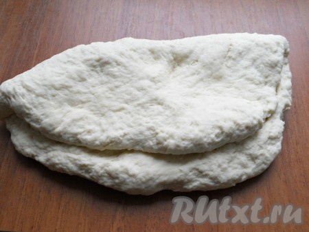 А затем, складывая вдвое или вчетверо, продолжать месить. Тесто следует вымешивать до тех пор, пока оно не перестанет липнуть к рукам и столу. Само тесто должно быть плотным, эластичным, но не тугим.
