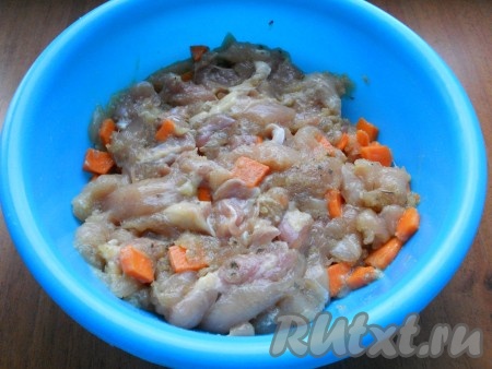 И еще раз куриное мясо тщательно перемешать.