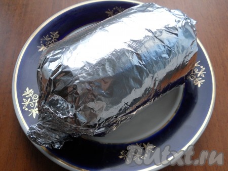 Затем рулет поместить еще в фольгу, сложенную вдвое, края фольги закрутить.
