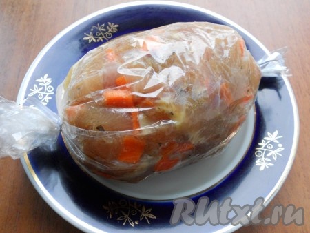 Поместить подготовленный куриный фарш плотно в рукав для запекания, свернуть его, придавая форму рулета и зафиксировать края.
