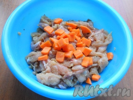 По желанию, добавьте морковь, нарезанную кубиками.
