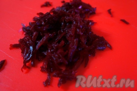 Свеклу отварить, натереть на тёрке.