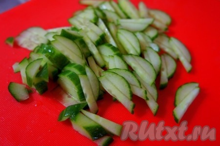 Огурец нарезать соломкой.