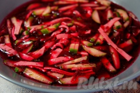 Добавить свеклу, воду. Посолить, добавить сахар, уксус. Перемешать. Дать постоять холодному борщу с колбасой 10 минут.
