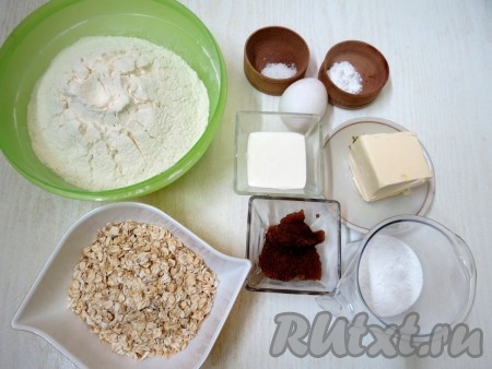 Подготовить продукты для приготовления овсяно-медового печенья. Заранее сливочное масло достать из холодильника, чтобы оно прогрелось до комнатной температуры и стало более мягким.