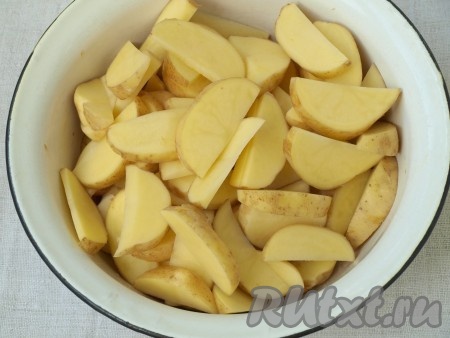 Почистить картофель, нарезать ломтиками и сложить в миску, приправить солью, специями, добавить немного растительного масла, хорошо перемешать.
