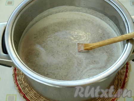 В суп-пюре из шампиньонов влить сливки, перемешать, прогреть на умеренном огне, но не кипятить.