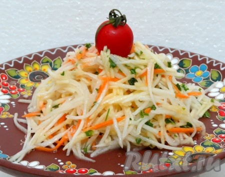 Солим, заправляем растительным маслом и соком лимона. Вкусный, сочный, полезный салат из дайкона с морковью и яблоком прекрасно разнообразит ваше меню.
