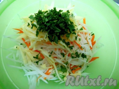 Нарезаем мелко петрушку и отправляем её в салат.