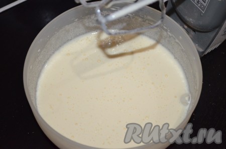 По истечении этого времени яйца взбить с сахаром с помощью миксера в пышную массу (взбивать 3-4 минуты).