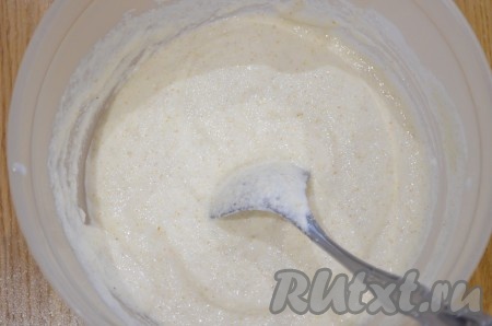 В миску всыпать манку добавить соду, влить кефир, тщательно перемешать и оставить для набухания манки минут на 30.