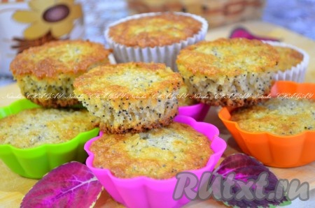 Манники достать из духовки, дать немного остыть, вынуть из формочек для кексов и подать к чаю, кофе или молоку. Такая порционная выпечка, замешанная на кефире, получается и аппетитной, и вкусной, попробуйте!