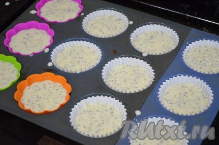 Тесто получится жидковатым. Разложить тесто по силиконовым формочкам для выпечки кексов, заполняя их почти доверху. Силиконовых формочки перед выкладыванием теста можно маслом не смазывать. Железные формочки перед выкладыванием теста обязательно нужно смазать маслом. Переставить формочки на противень и отправить в разогретую духовку. Выпекать манники минут 20-30 при температуре 180 градусов. Продолжительность выпечки во многом зависит от особенностей вашей духовки. Для того чтобы проверить готовность, проколите манник сверху сухой зубочисткой, если зубочистка останется сухой и чистой, значит доставайте выпечку из духовки.