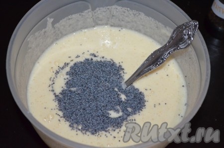 Яйца, взбитые с сахаром, влить в миску с набухшей манкой, добавить муку, по желанию, всыпать мак, перемешать столовой ложкой.