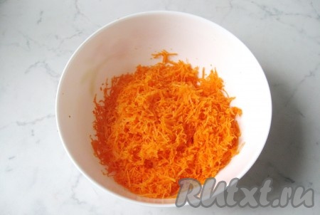 Морковь почистить, помыть и натереть на терке. Я предпочитаю более мелко натереть.
