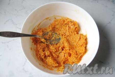 Перемешать все ингредиенты салата. Я его не солю, мне достаточно соли в майонезе. Но если нужно, добавьте соль по вкусу.

