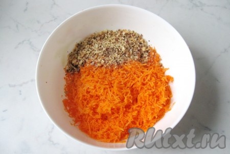 Ядра грецких орехов измельчить любым способом. Это можно сделать в ступке, на доске скалкой или в блендере. Добавить орехи к моркови.
