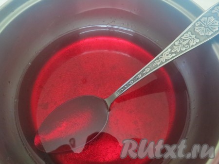Пакетик с вишнёвым желе высыпаем в мисочку, заливаем горячей водой и перемешиваем. Если вода недостаточно горячая, нагреваем, но не доводим до кипения. Размешиваем. Затем переливаем в ёмкость, остужаем до комнатной температуры и ставим в холодильник, чтобы желе полностью застыло.
