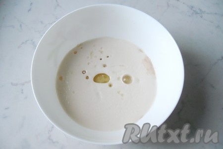 Приготовить тесто. Молоко соединить с водой. Если нет газированной подойдет обычная. Подогреть до 35-40 градусов. Добавить в молоко с водой сахар и дрожжи, которые нужно размять прямо в миске. Дать этой смеси постоять 5-10 минут, пока дрожжи не вспенятся. Затем добавить соль и 3 столовые ложки подсолнечного масла.
