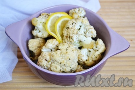 Поливаем соком, выдавленным из половины лимона, перемешиваем и оставляем минут на 10-15.