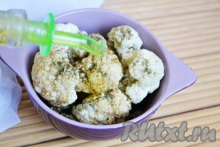 Цветную капусту моем, разделяем на соцветия, солим, посыпаем сушёными травами, перемешиваем. ​​​Добавляем оливковое масло.