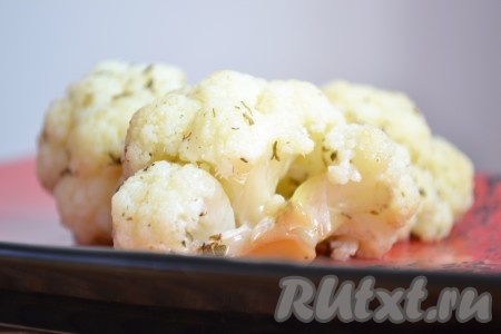 Выкладываем цветную капусту в поддон пароварки, крышку закрываем. Готовим 15-20 минут (соцветия должны легко прокалываться вилкой). Цветная капуста, приготовленная на пару, получается сочной и ароматной. Её можно подать и в качестве основного блюда, и в качестве гарнира.