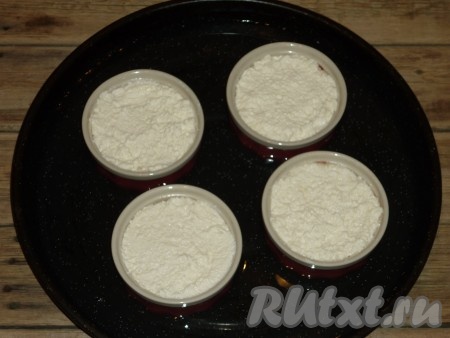 На противень поставить порционные формочки и отправить в разогретую до 150 градусов духовку.