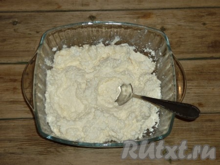 Творог выложить в объёмную ёмкость, всыпать сахар, растереть столовой ложкой до однородности. Затем всыпать манную крупу и вбить сырые яйца, перемешать до однородности столовой ложкой (или можно пробить погружным блендером).