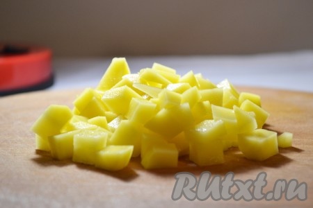 Картофель очистить, помыть, нарезать средними кубиками, отправить в кастрюлю с куриным бульоном и мясом. 
