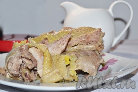 Хорошо вымытое куриное мясо залить водой, поставить на огонь. После закипания воды на поверхности образуется пена, которую нужно снять. Воду посолить, огонь уменьшить и оставить бульон вариться до готовности мяса (домашняя курочка варится дольше, покупная - быстрее). Когда курица сварится, достать её, отделить от костей и отправить мясо опять в бульон. 
