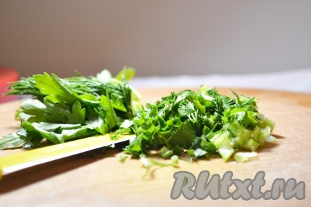 В самом конце добавить порубленную зелень, посолить, поперчить по вкусу, довести суп до кипения и снять с огня. 
