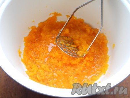 Готовую тыкву размять толкушкой.