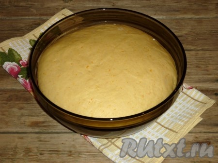 Когда тесто подойдёт, обмять его и разделить на 14-15 равных частей. 