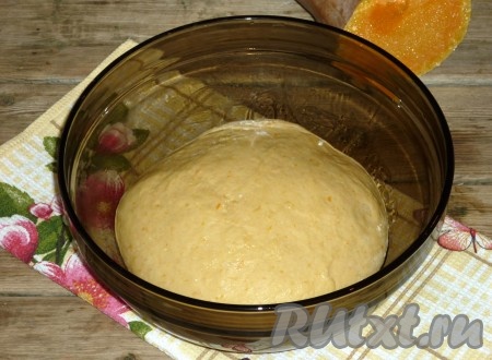 Первым делом нужно приготовить тыквенное пюре. Тыкву, очищенную от кожуры и семян, нарезать небольшими кубиками, выложить на противень, смазанный сливочным маслом, и запечь до мягкости в духовке при температуре 180 градусов в течение 20-25 минут. С помощью блендера превратить тыкву в пюре. Тыквенное пюре остудить.&nbsp;Муку смешать с сухими дрожжами, добавить сахар, щепотку соли, яйцо, тыквенное пюре и молоко. В&nbsp;самом конце добавить растопленное сливочное масло. Замесить мягкое, эластичное тесто и поместить его в миску, смазанную растительным маслом, накрыть полотенцем и отправить в тёплое место на 1-1,5 часа. 