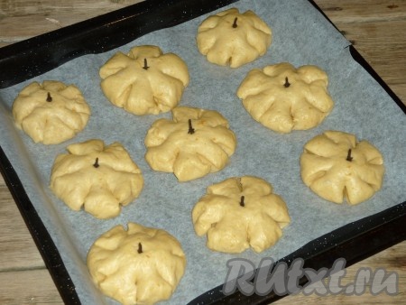 Каждую булочку немного приплюснуть и надрезать по бокам на 6-8 частей, не доходя до центра. В&nbsp;каждую булочку сверху воткнуть гвоздику.&nbsp;Оставить булочки "Тыковки" в тёплом месте &nbsp;на 15 минут, чтобы увеличились в объеме.
