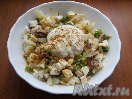 Посолить салат и поперчить по вкусу, добавить майонез и ложку-две жидкости из банки с сардинами.
