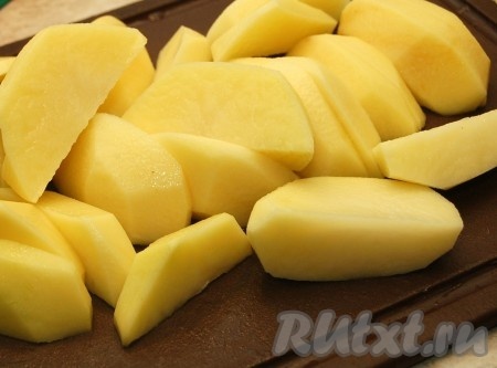 Нарежем крупно картофель.