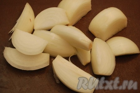 Крупно нарезать репчатый лук.