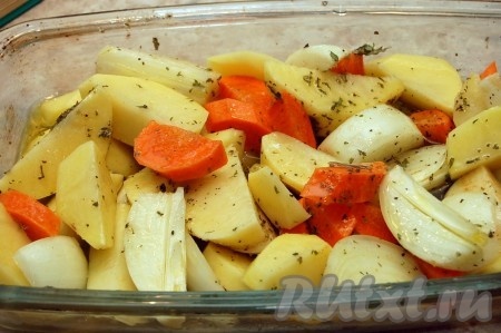 Перемешать тщательно, чтобы все овощи были покрыты оливковым маслом, и отправить в духовку, при температуре 180-200градусов до нужной вам степени румяности овощей (минут на 30).