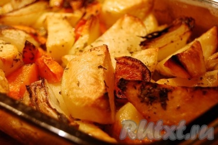 Вытаскиваем запеченные овощи из духовки.